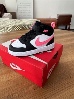 Nike Toddler High-Top Sneaker in Black, White & Pink